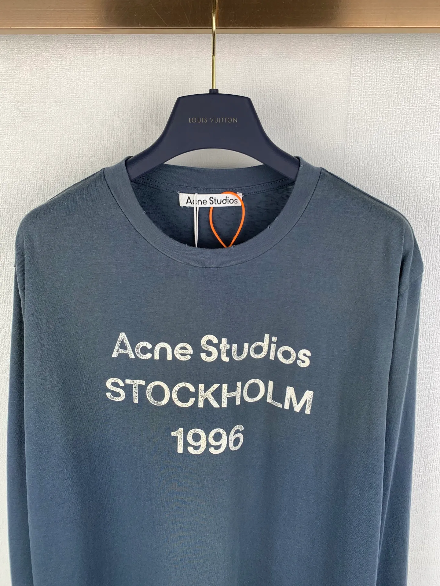 ACNE Studios spray-painted distressed printed logo long-sleeved T-shirt. Customized cloud velvet cool ski-feel cotton. Smooth drape. Delicate Breathable. A touch of glacier blue blooms quietly. Relaxed and alienated. Luxurious. The Acne Studios logo pattern is embellished on the chest. The uneven depth of the letter strokes is like the mark engraved by the years. It is sublimated by the imperfection of spray-painting and distressing to form a visual collision between softness and strength. Needless to say, the design speaks for itself. Let the clothes become an extension of the wearer's personality. Process 1: Use glue printing. The chest printing is modified three times by the film screen. Use glue liquid paint to print the pattern on the fabric. Bake the fabric to fix the printed pattern. Process 2: Gradient distressing spray process. By spraying dyes of different colors on the surface of the fabric, the clothes can show rich color changes under different lights and increase the visual layering. Process 3: Many parts of the body are worn by pure manual regular positioning. Manual brush marks. Add texture and depth to the surface of clothing to imitate the texture of natural wear. Process 4: The fabrics have been fermented and washed. They have a better hand feel. They are not easy to deform, shrink or fade. They maintain long-term beauty. Accessories: Customized 1:1 Acne trademark. Version: Loose version. Size: S M L XL
